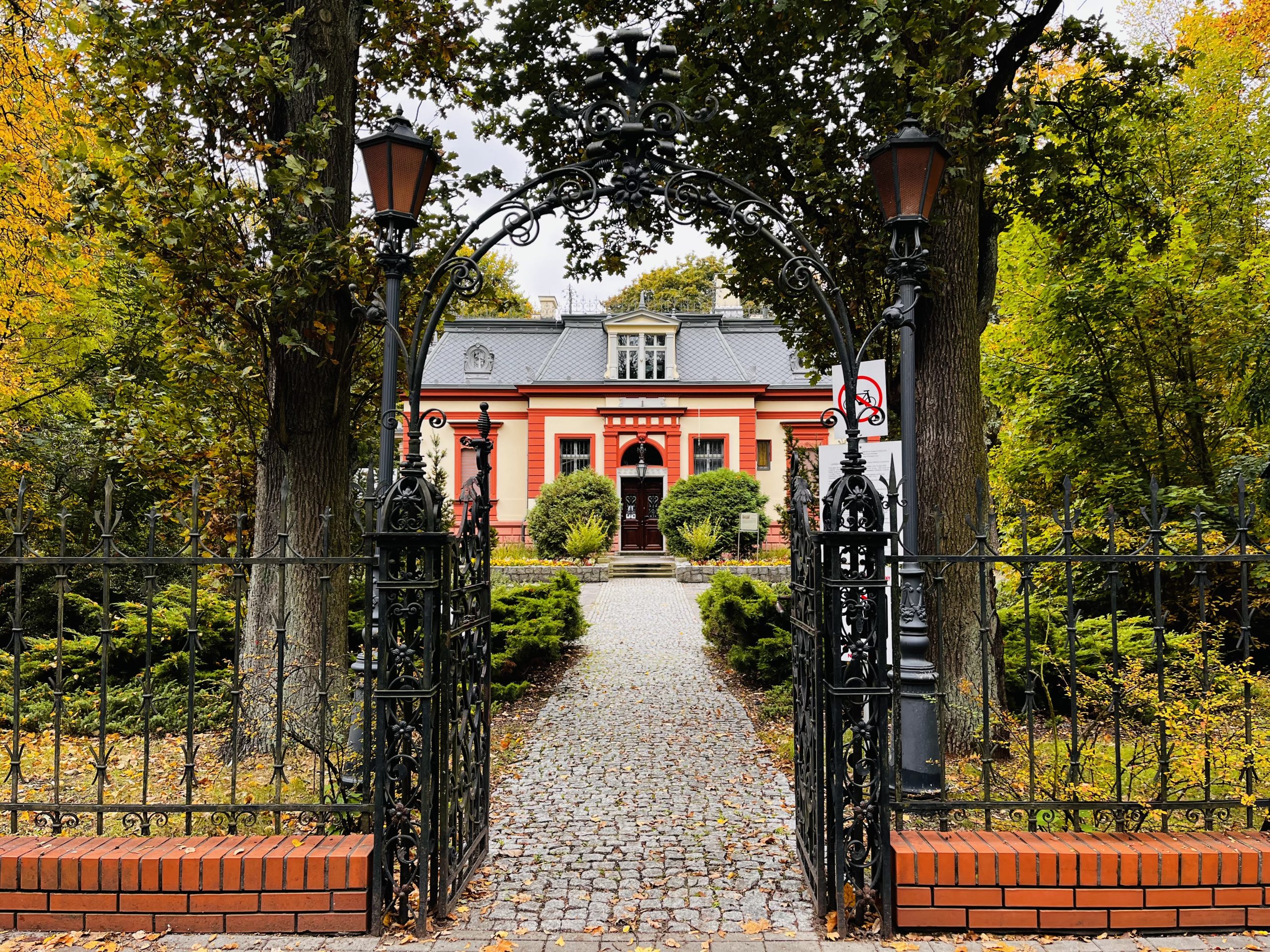 Zabytkowy park w Żyrardowie — zieleń i miejsca rekreacji
