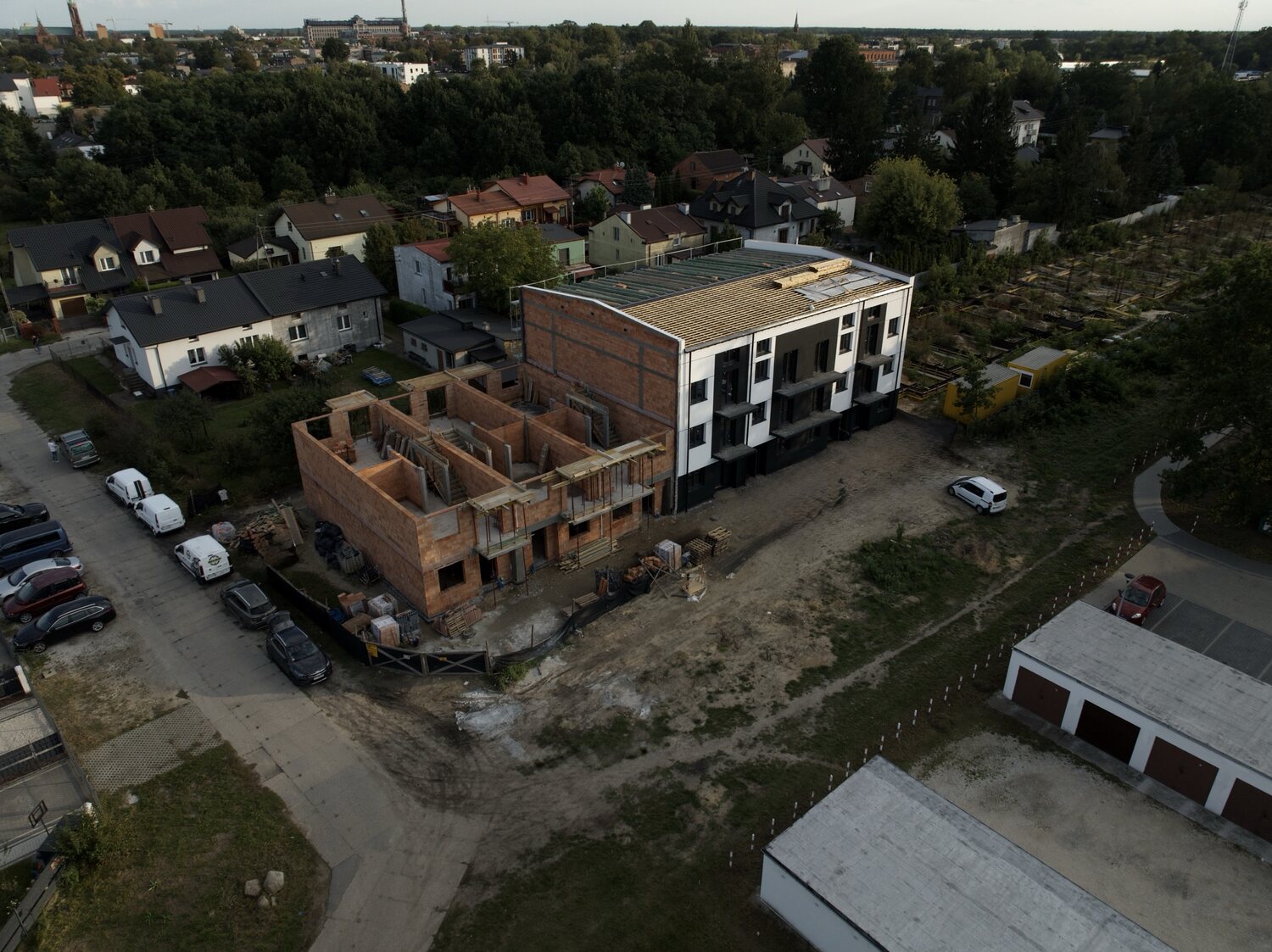 Apartamenty Werbickiego z lotu ptaka — widok osiedla i kolejnego budynku w Żyrardowie